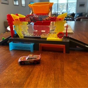 Disney Color Change Race Ready Lightning McQueen Car Wash Play Set - complete